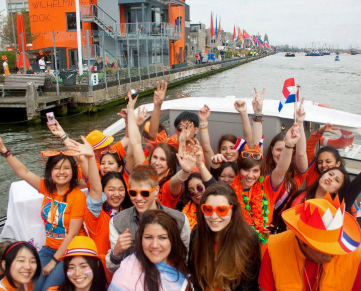 Vaihto-oppilaat Hollannissa samassa veneessä
