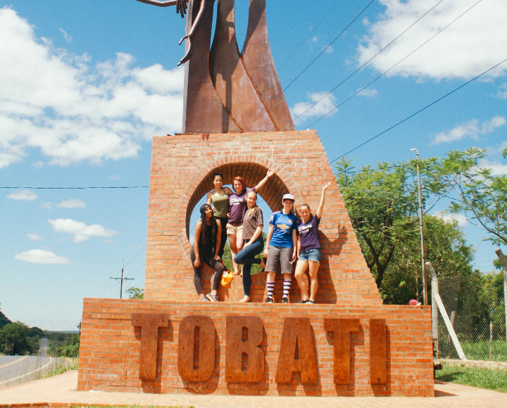 Vaihto-oppilaat poseraamassa Tobati muistomerkin edessä
