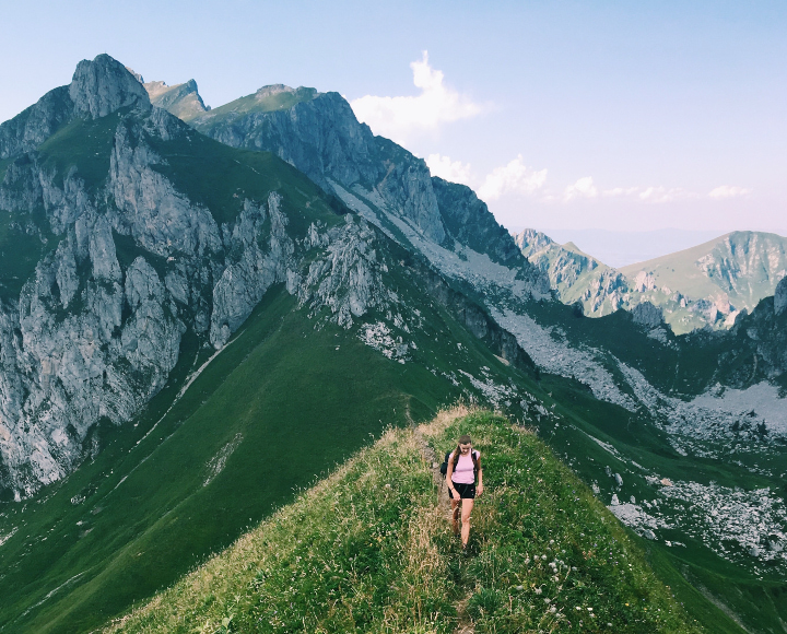 Nuori vaihto-oppilas vaeltaa Sveitsin upeassa vuoristossa