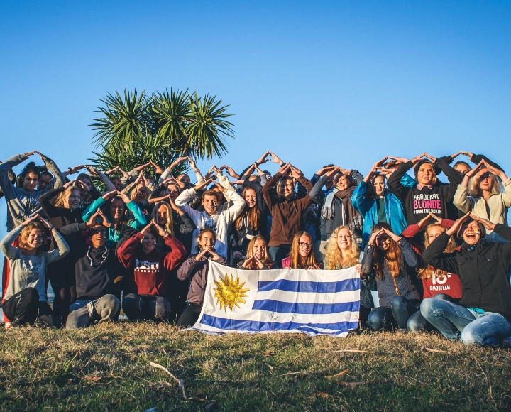 Uruguayssa olevat vaihto-oppilaat samassa kuvassa