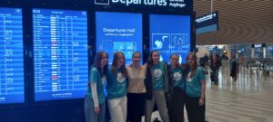 Nuoret vaihto-oppilaat lentokentällä lähdössä vaihtoon